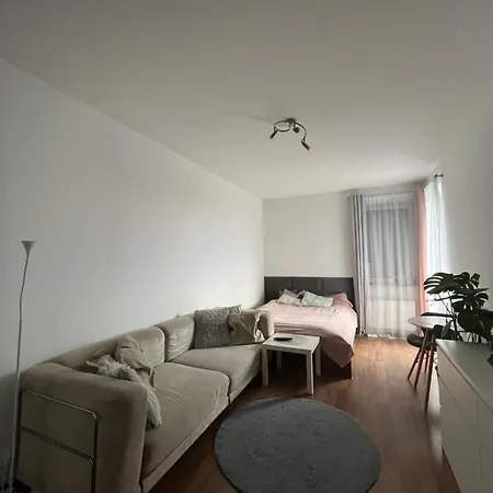 Pokoj W Apartamentowcu Z Basenem Проживання в сім'ї