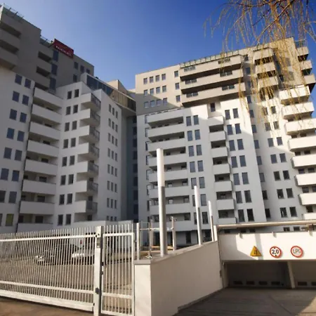 Pokoj W Apartamentowcu Z Basenem Habitación en casa particular *